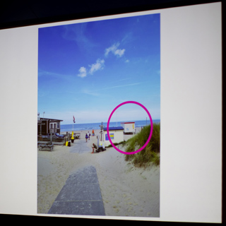 De strandpost Oranjezon tegenover Aloha Beach, waar het bord Beach Archaeology komt te hangen.