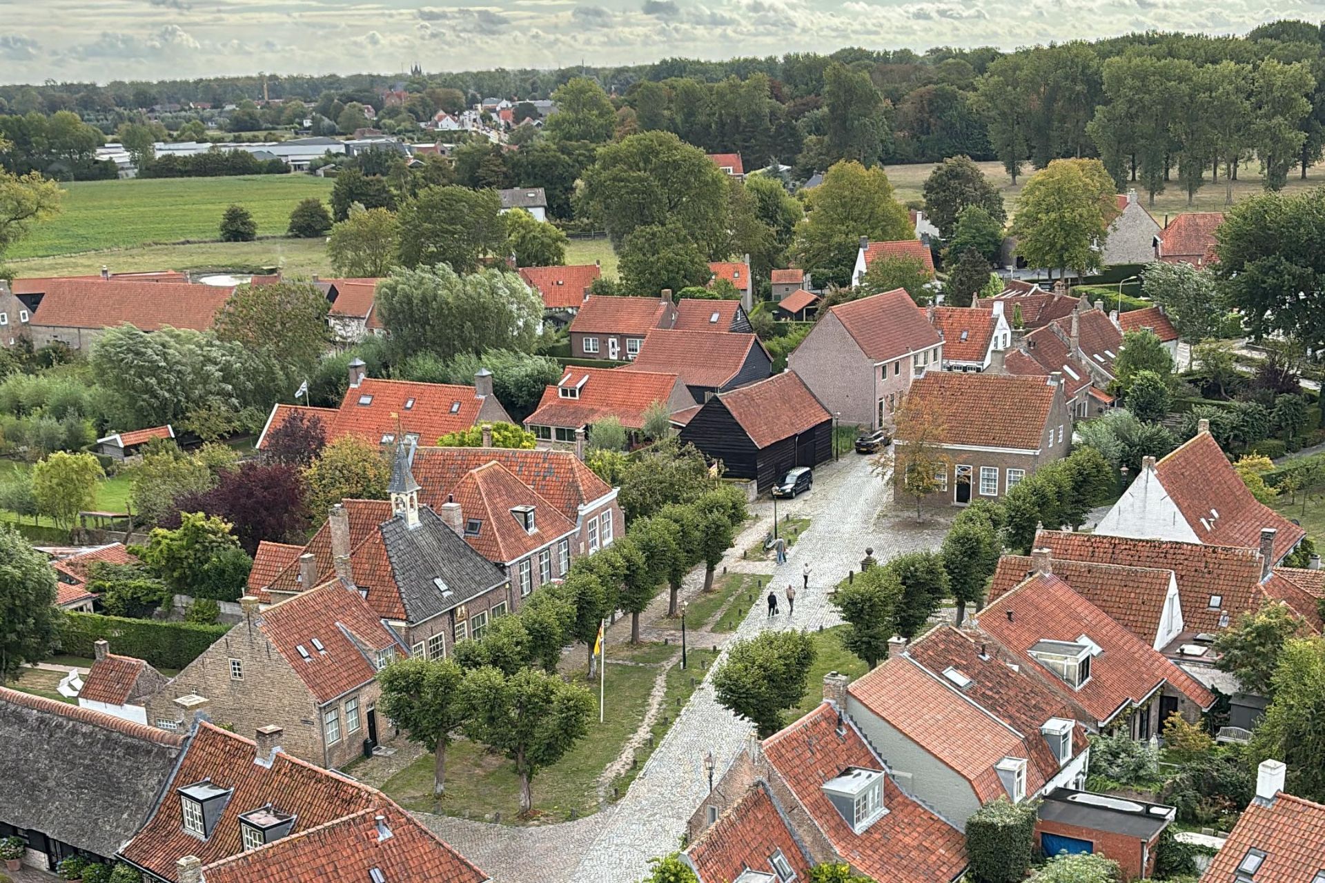 Het pittoreske plaatsje Sint Anna ter Muiden, gezien vanaf de kerktoren.