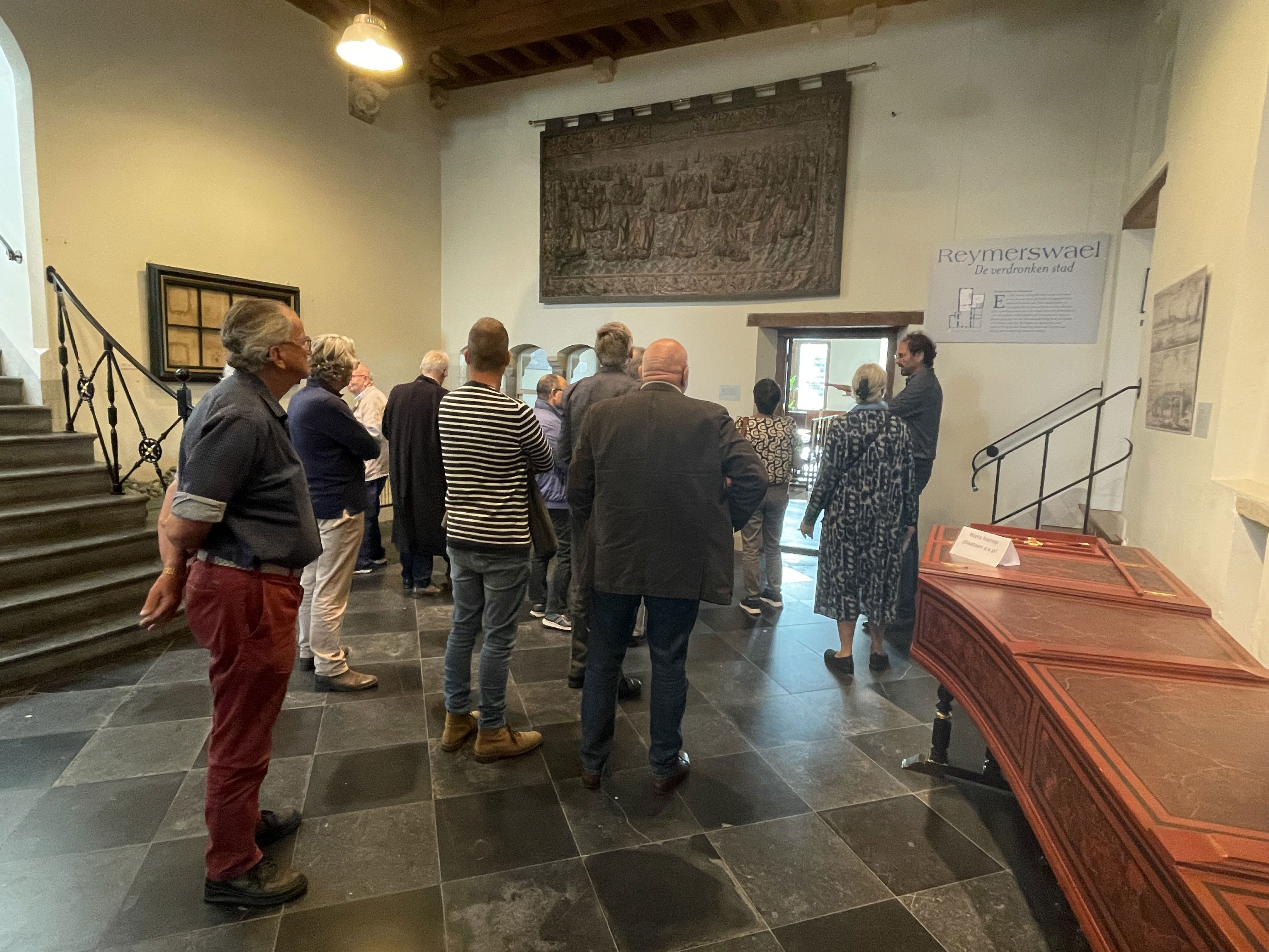In het Oude Stadhuis vertelde Fred van de Kieboom over de expositie 'Reymerswael, de verdronken stad'.