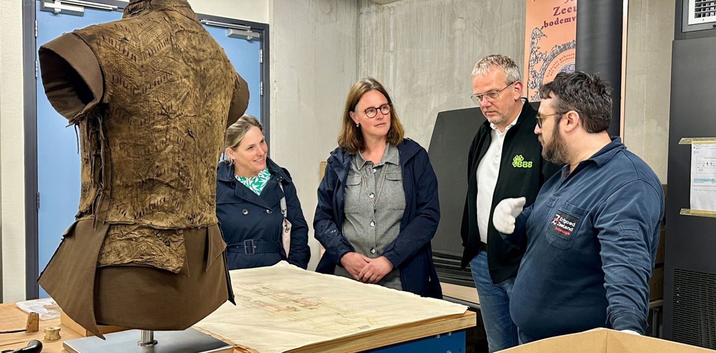 De BBB-statenfractie krijgt uitleg in het Zeeuws Archeologisch Depot tijdens een werkbezoek aan Erfgoed Zeeland.
