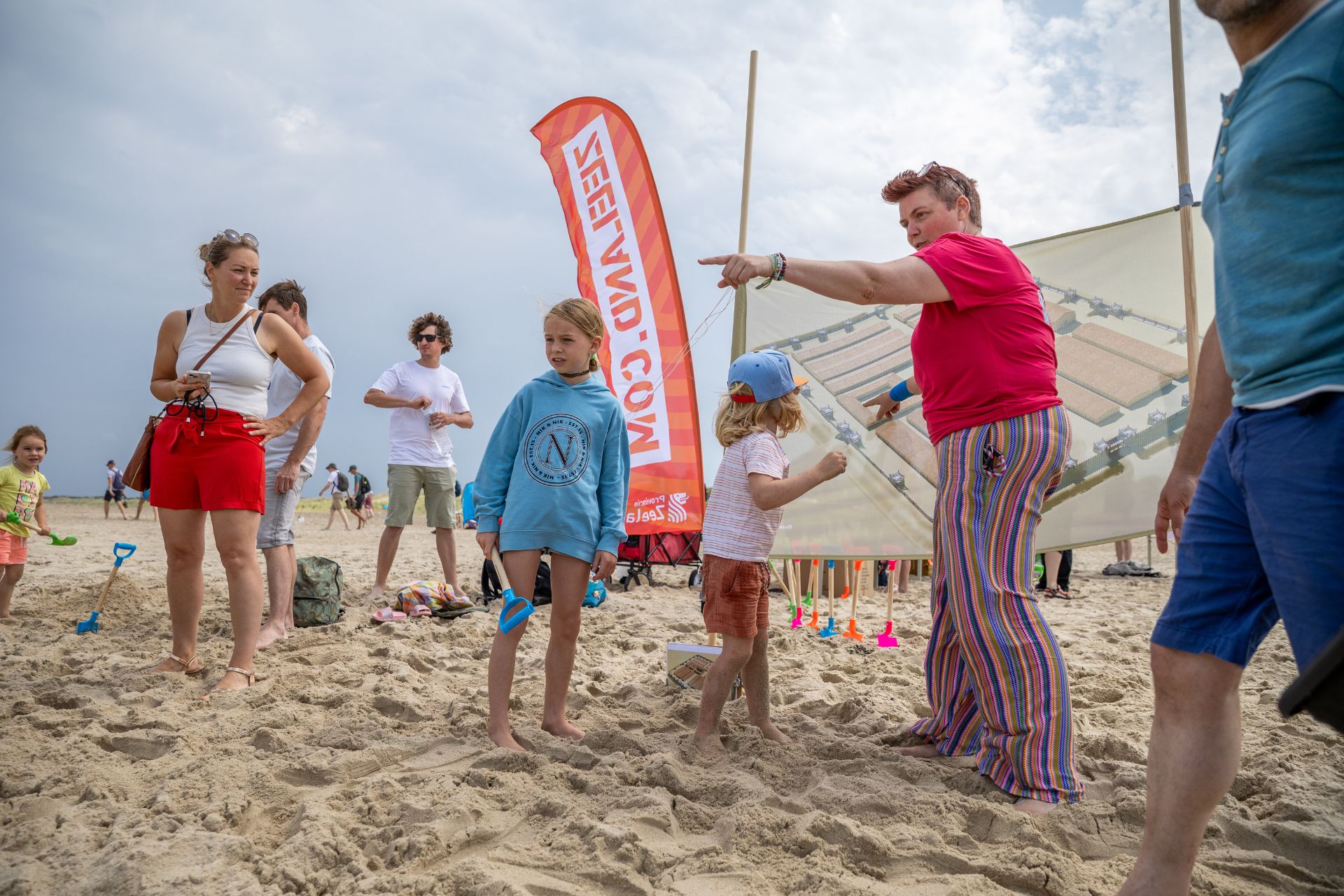 Judith Adriaanse van Juttifrutti begeleidt de kinderen (foto Wesley Versteeg).