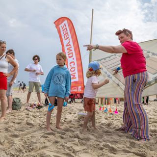Judith Adriaanse van Juttifrutti begeleidt de kinderen (foto Wesley Versteeg).
