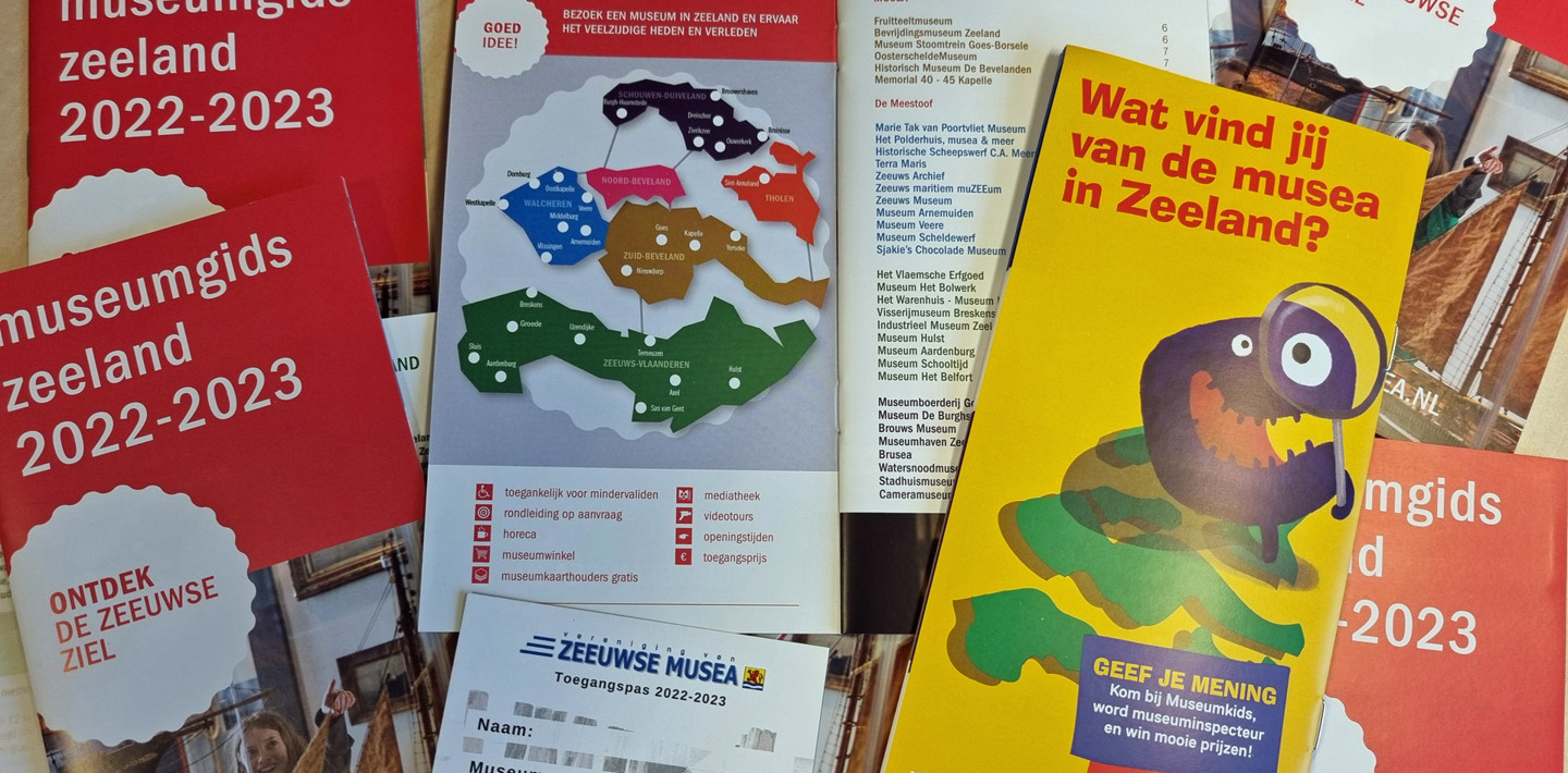 De voorzijde van de Zeeuwse museumgids en van de Museumpas 2023.
