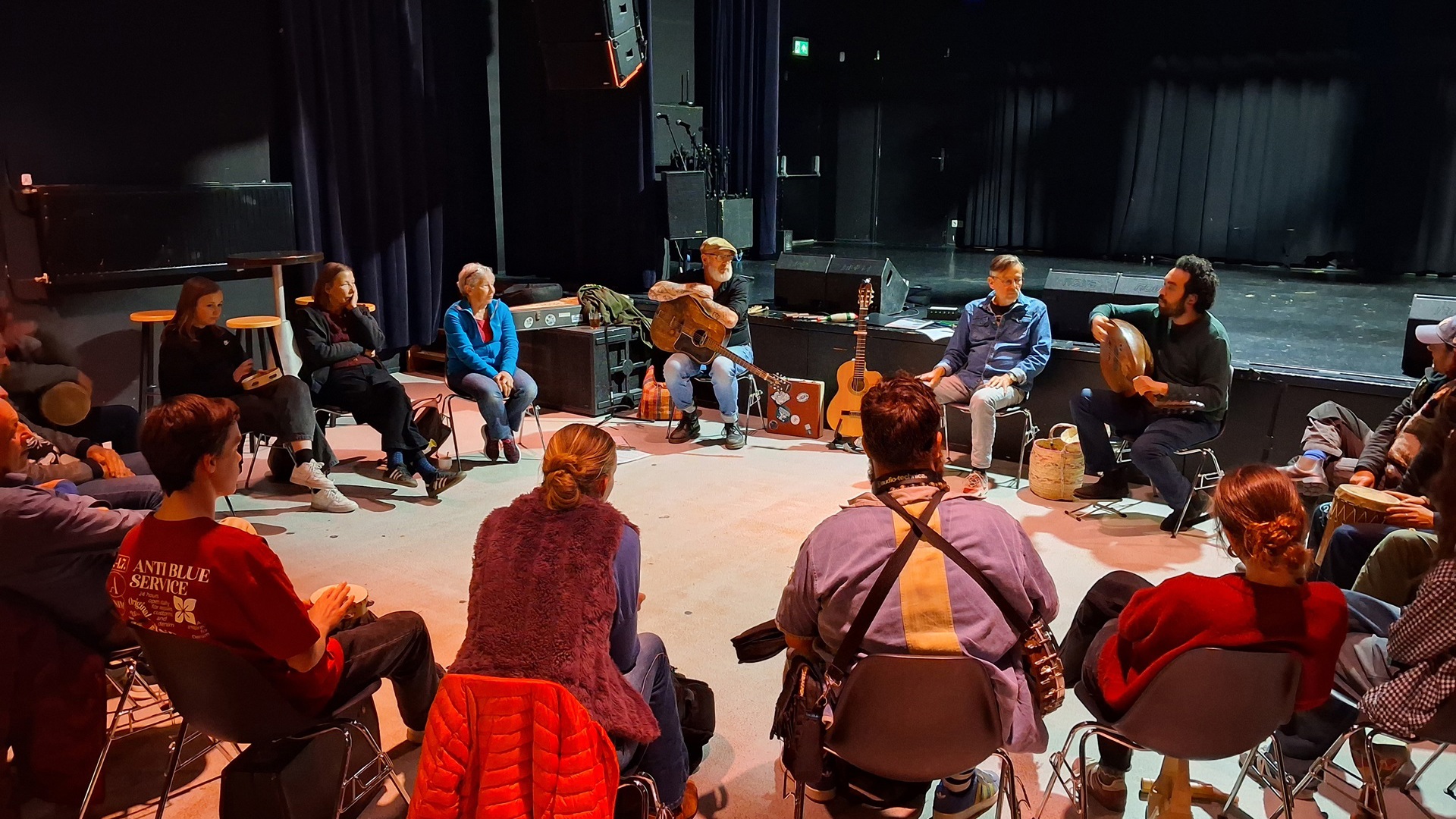 Buutndieker sessie in De Spot in Middelburg: een groep deelnemers maken kennis met streektaal en gaan zelf aan de slag met het maken van muziek!