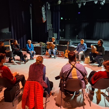 Buutndieker sessie in De Spot in Middelburg: een groep deelnemers maken kennis met streektaal en gaan zelf aan de slag met het maken van muziek!