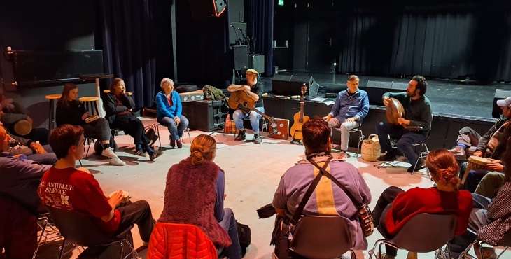 Buutndieker sessie in De Spot in Middelburg: een groep deelnemers maken kennis met streektaal en gaan zelf aan de slag met het maken van muziek!