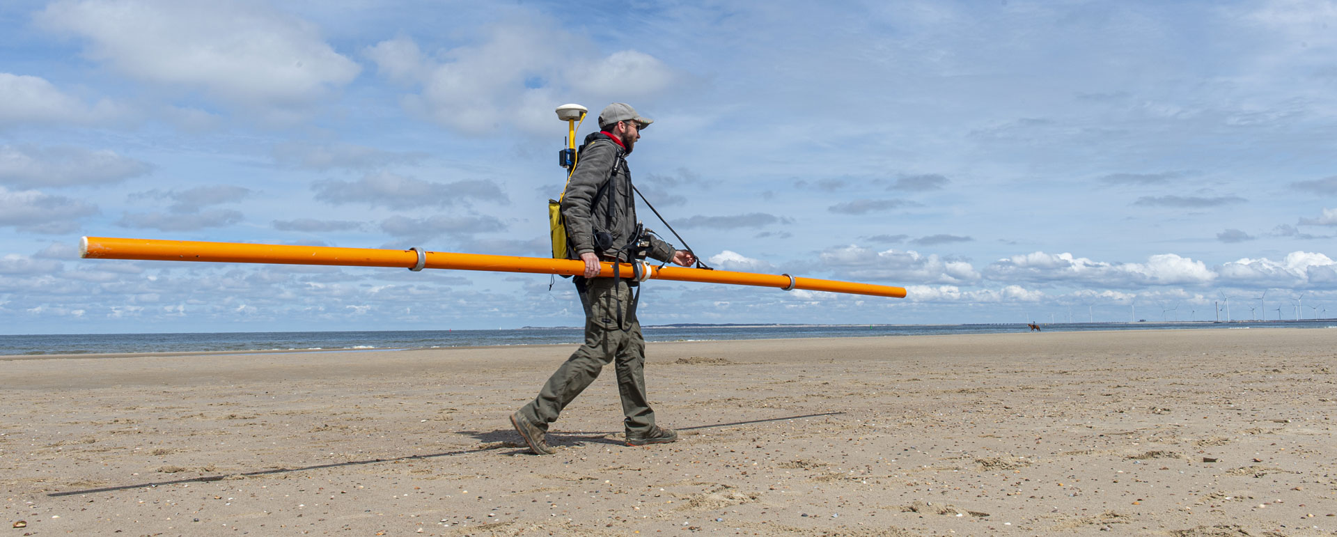 Bodemonderzoek van strand Oranjezon met elektromagnetische meetapparatuur.