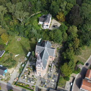 Luchtfoto van het onderzoeksterrein, links naast de pastorie (dronefoto Joris Kemper).