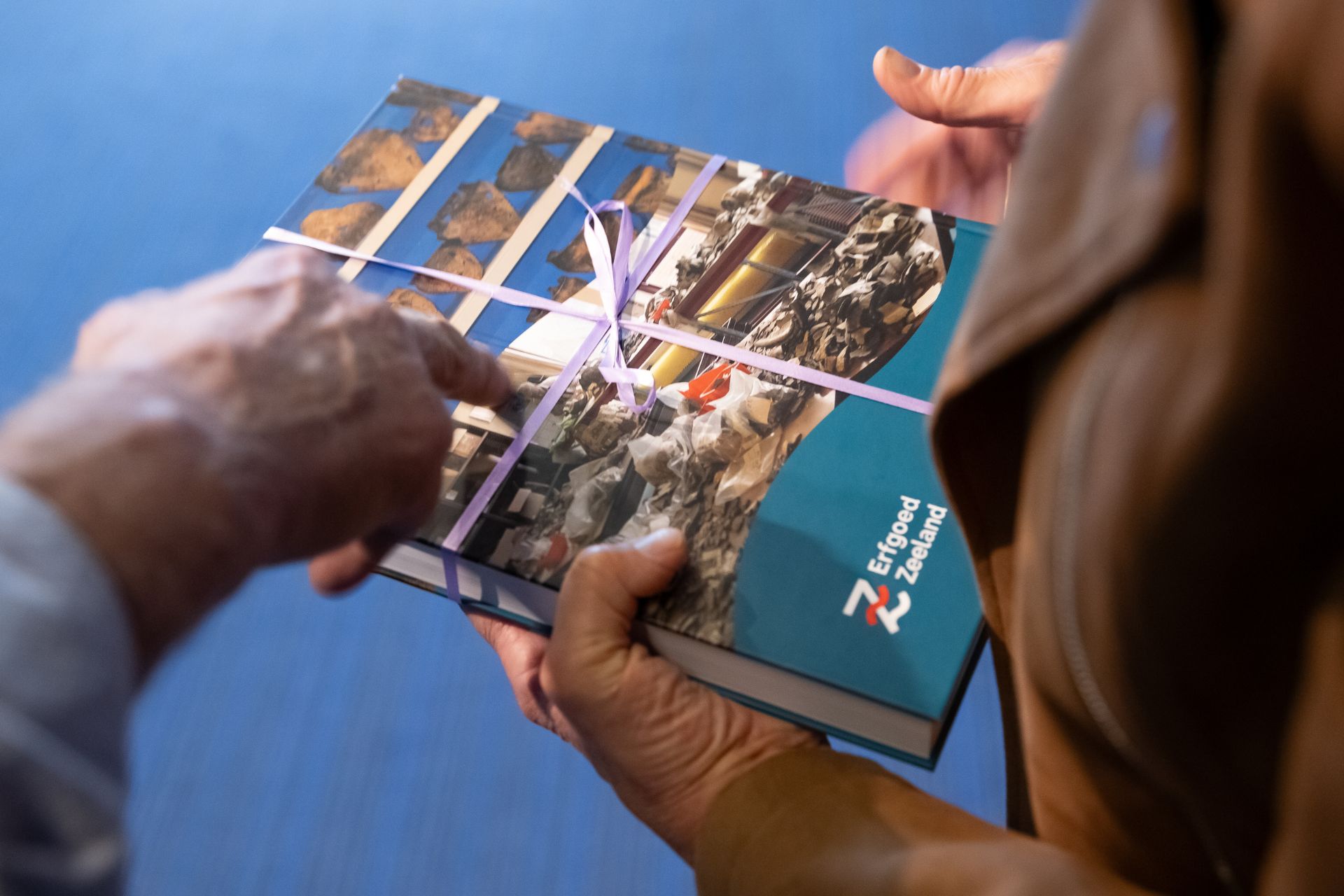 Het eerste exemplaar van het rapport 'Hond in de-pot' was voor de grondeigenaren.