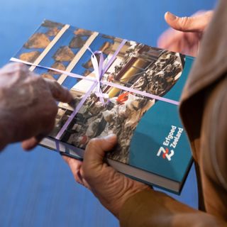 Het eerste exemplaar van het rapport 