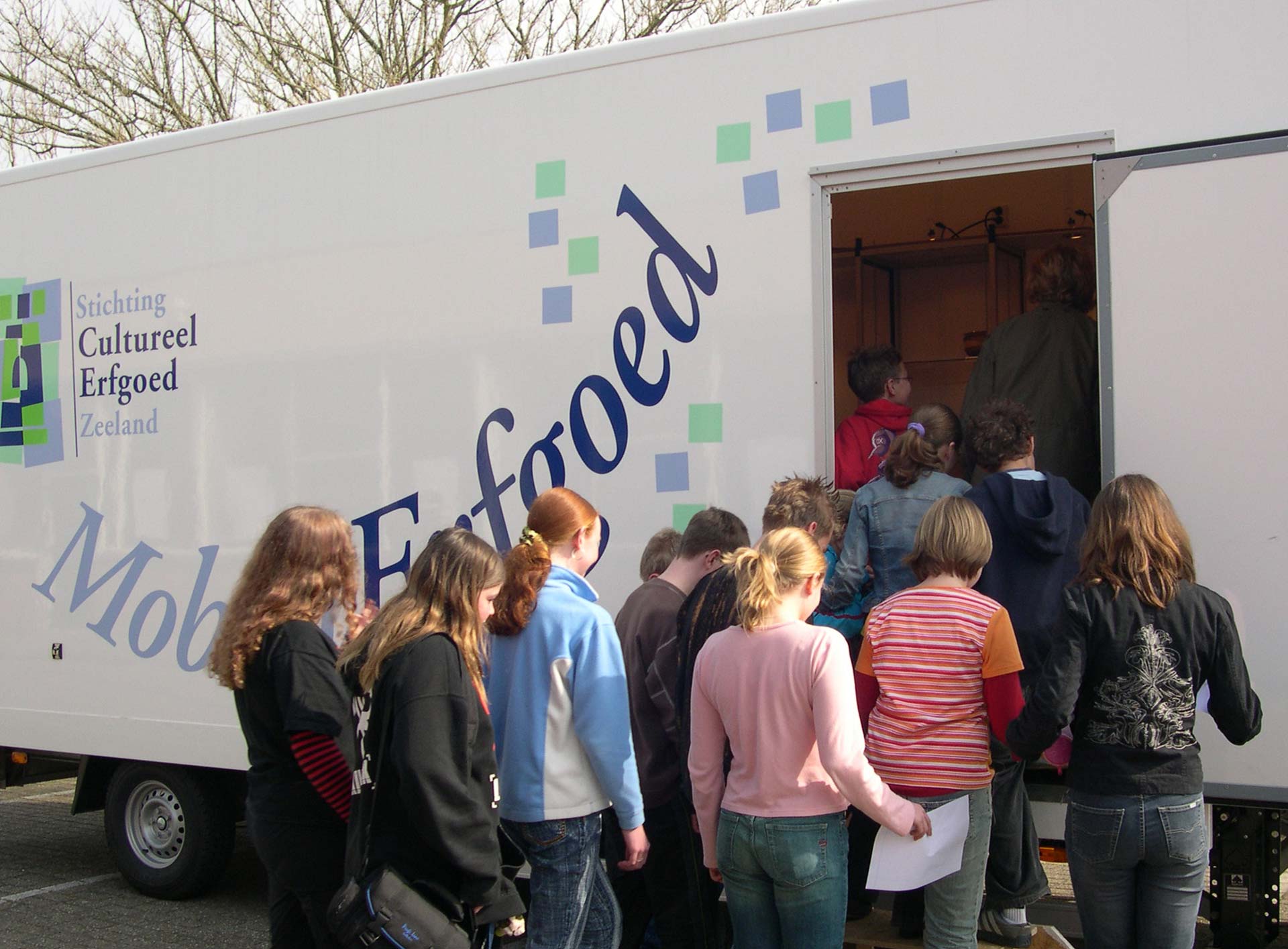 De Erfgoedmobiel uit 2004, een rijdende tentoonstellingstrailer voor het onderwijs.
