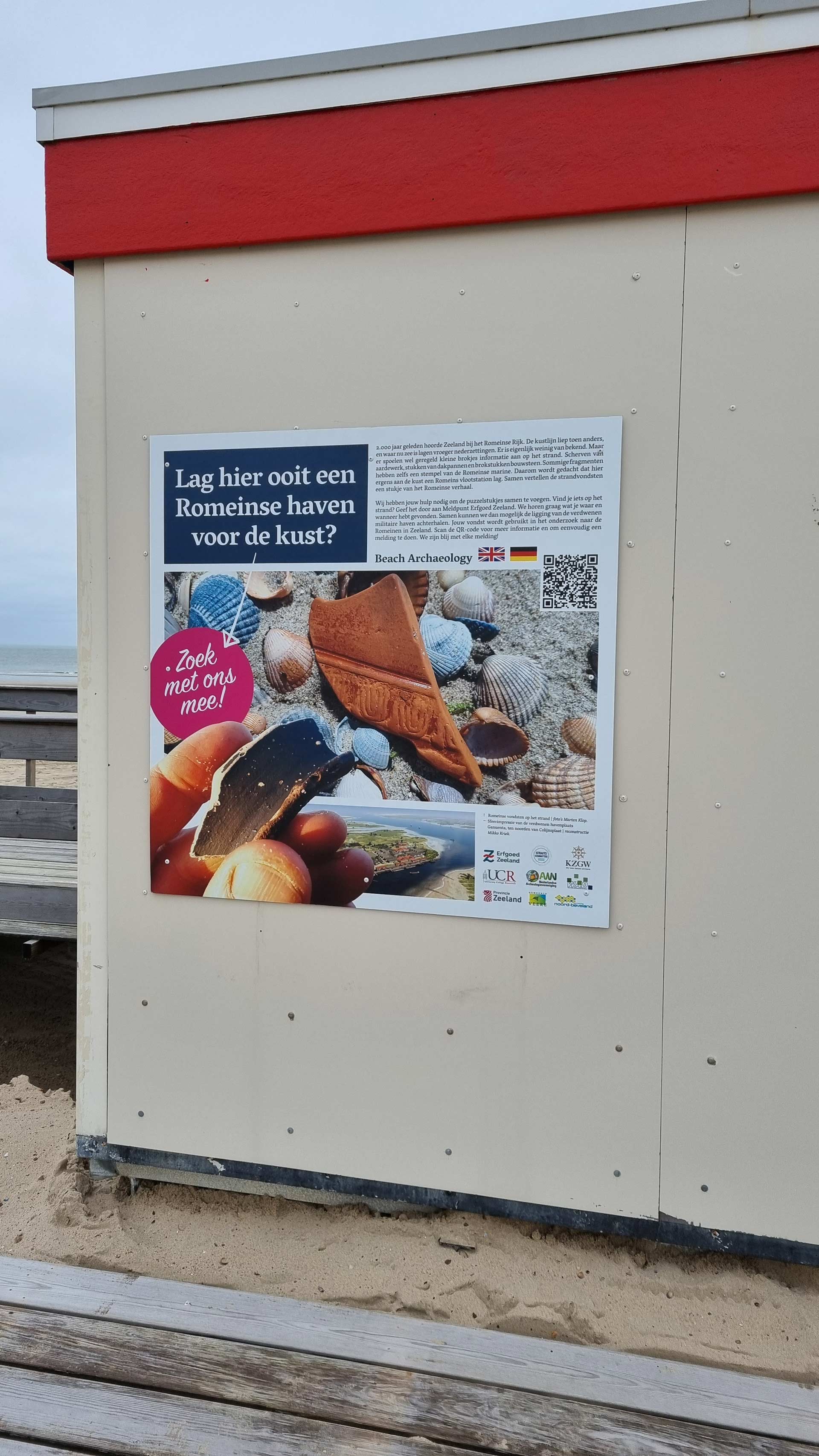 Het nieuwe bord informeert strandbezoekers over de omgeving van Oranjezon in de Romeinse tijd.