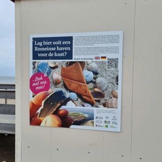 Het nieuwe bord informeert strandbezoekers over de omgeving van Oranjezon in de Romeinse tijd.