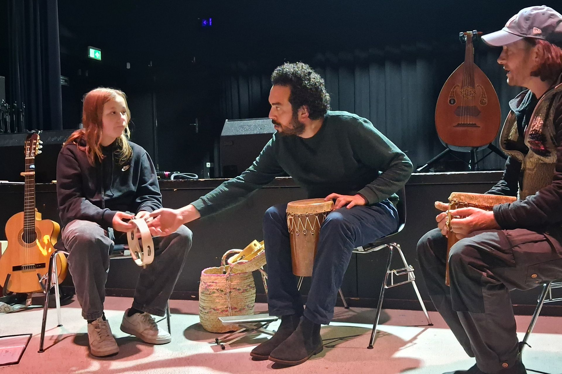 Wissem Ziadi, een van de Buutndiekers, met twee deelnemers tijdens de workshop.