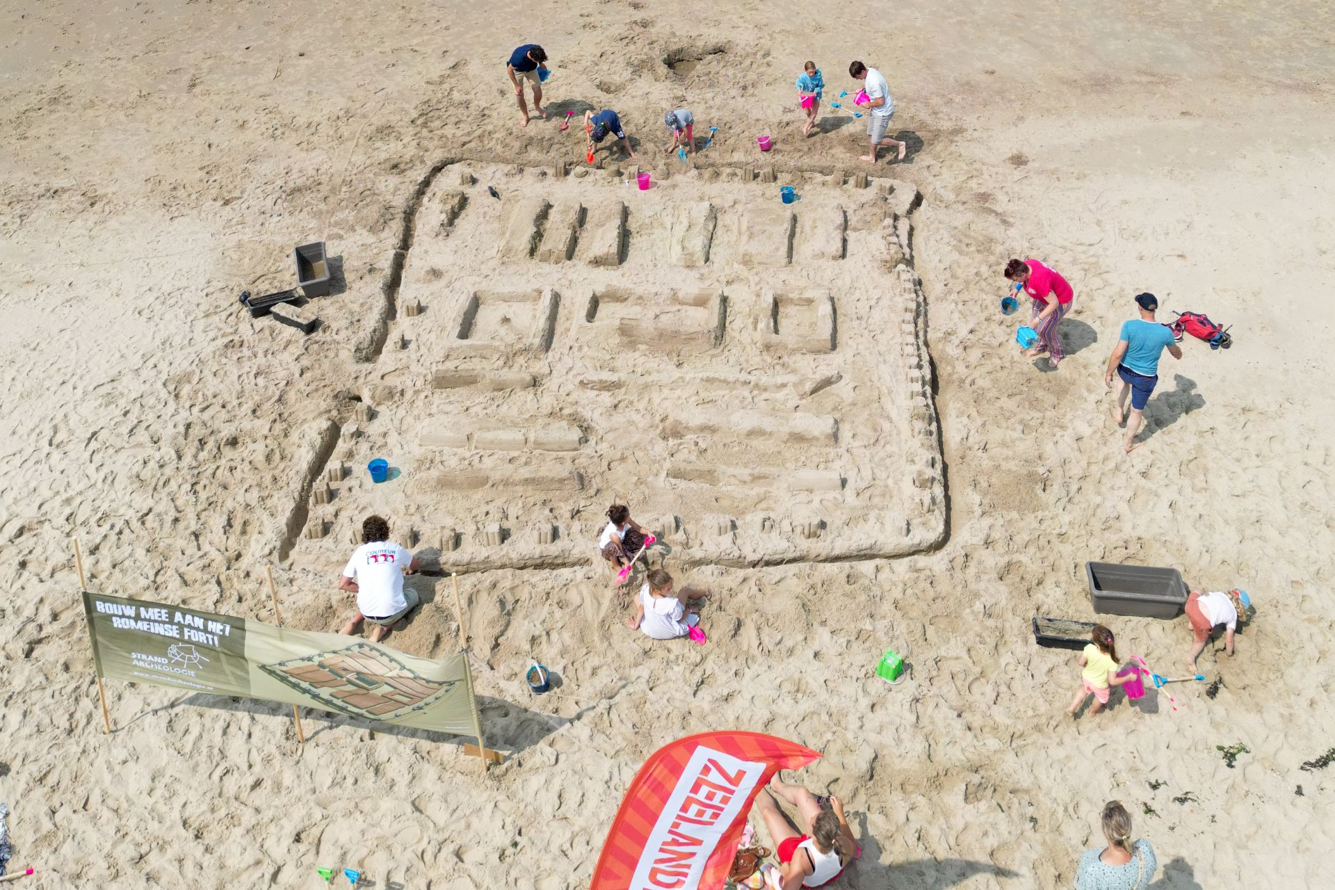 Drone-opname van het zandfort op het strand Oranjezon bij Vrouwenpolder.
