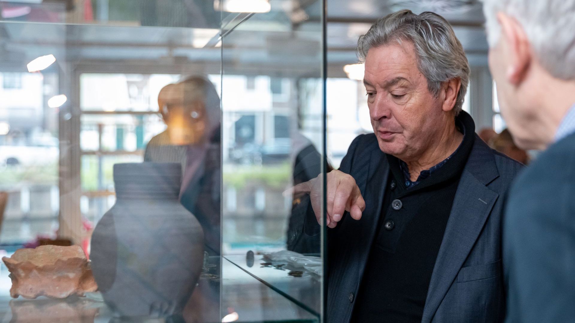 Vondsten bekijken tijdens de Archeomarkt van de Zeeuwse Archeologiedag.