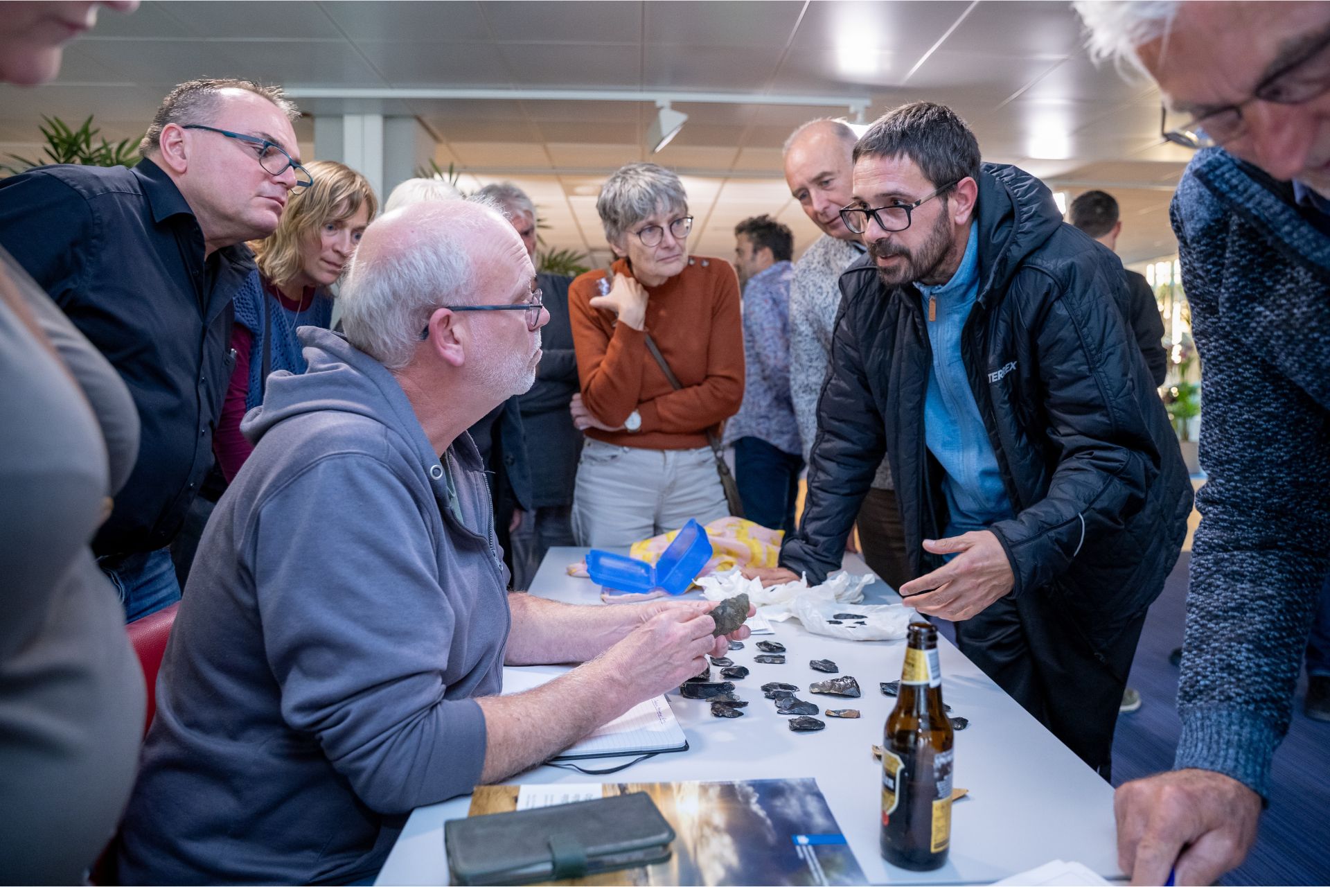 De start van een ArcheoHotspot: Marcel Niekus bekijkt vuursteenvondsten van de Zeeuwse stranden.