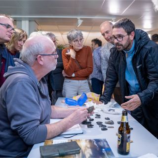 De start van een ArcheoHotspot: Marcel Niekus bekijkt vuursteenvondsten van de Zeeuwse stranden.
