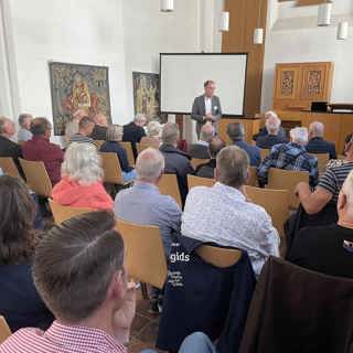 Wethouder Peter Hoek heette alle deelnemers welkom in de Gasthuiskapel in Tholen.