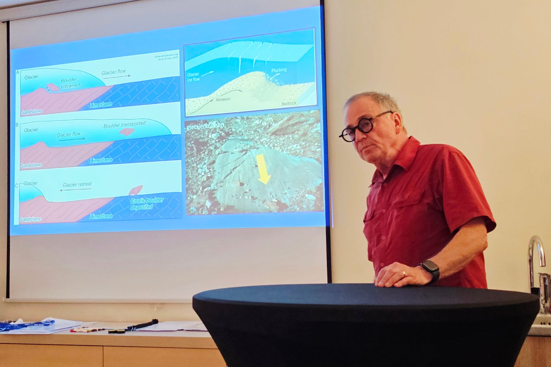Geoloog Roland Dreesen (UGENT) geeft les over verschillende soorten natuursteen.