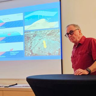 Geoloog Roland Dreesen (UGENT) geeft les over verschillende soorten natuursteen.
