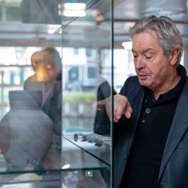 Vondsten bekijken tijdens de Archeomarkt van de Zeeuwse Archeologiedag.