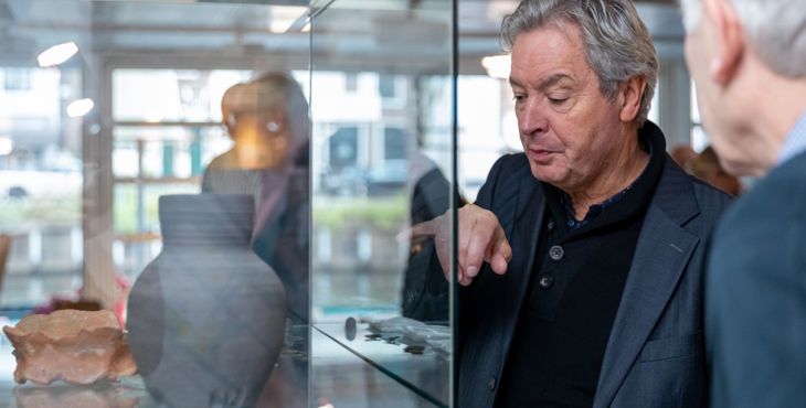 Vondsten bekijken tijdens de Archeomarkt van de Zeeuwse Archeologiedag.