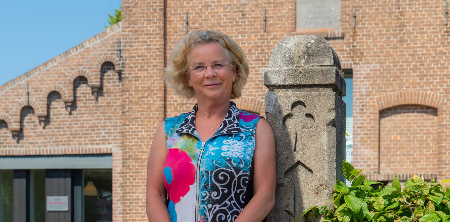Trots op mijn monument: een abonnee van de Monumentenwacht poseert voor meestoof De Nijverheid in Kapelle.