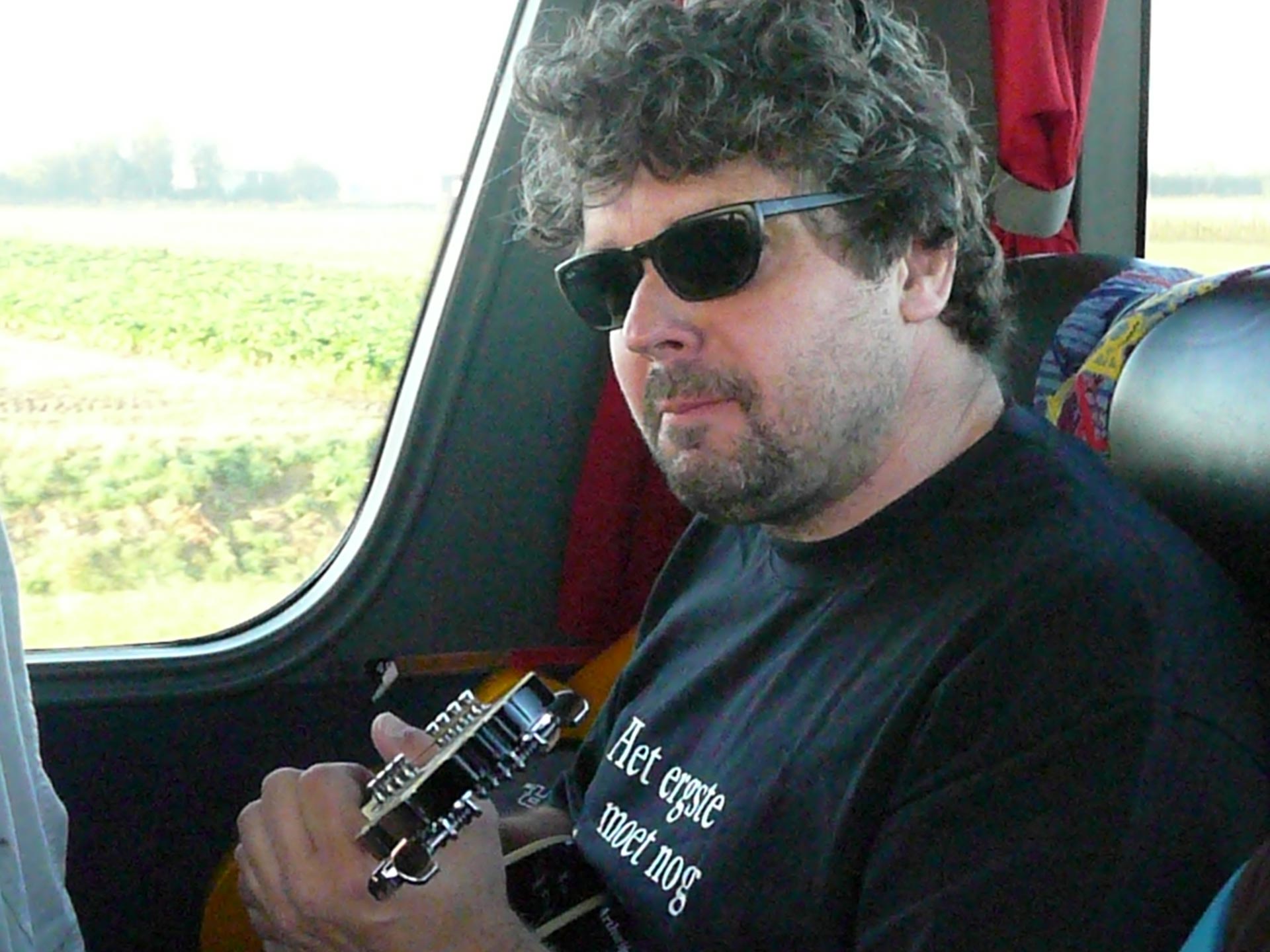 Ramon tokkelend op zijn banjo tijdens een personeelsuitje van Erfgoed Zeeland.