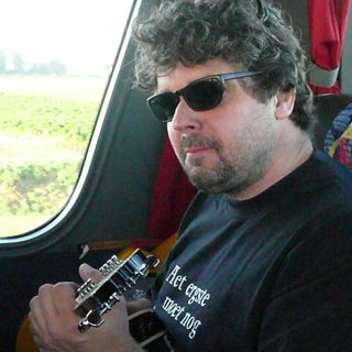 Ramon tokkelend op zijn banjo tijdens een personeelsuitje van Erfgoed Zeeland.