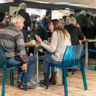 Elkaar ontmoeten en bijpraten tussen de lezingen door.