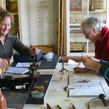 Cursisten nemen deel aan de cursus basisregistratie erfgoedcollecties en gaan zelf aan de slag met het registreren van objecten.