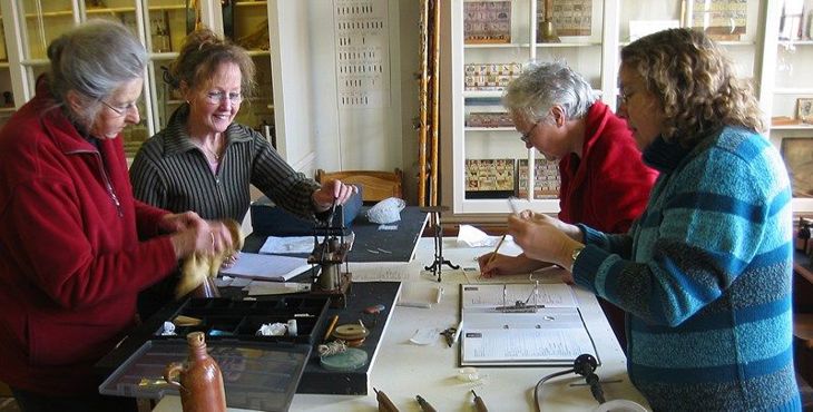 Cursisten nemen deel aan de cursus basisregistratie erfgoedcollecties en gaan zelf aan de slag met het registreren van objecten.