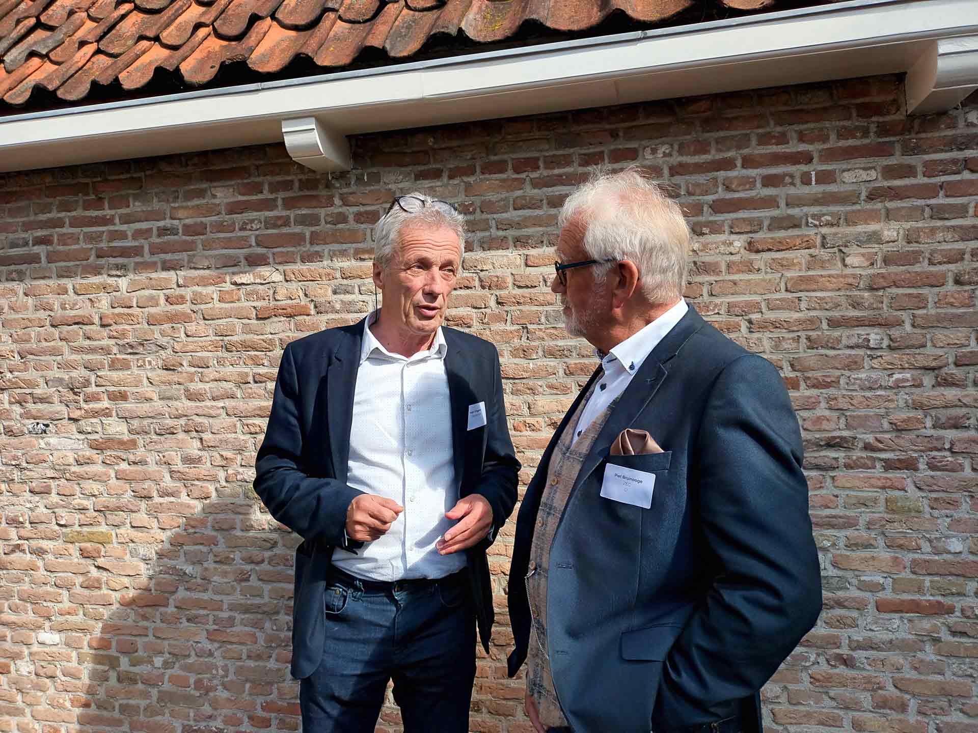 De voorzitter van Heemschut Zeeland en de voorzitter van de Zeeuwse Erfgoed Coöperatie met elkaar in gesprek tijdens de inloop.