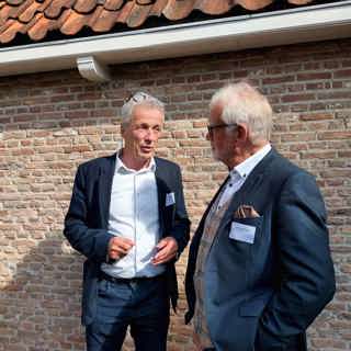 De voorzitter van Heemschut Zeeland en de voorzitter van de Zeeuwse Erfgoed Coöperatie met elkaar in gesprek tijdens de inloop.