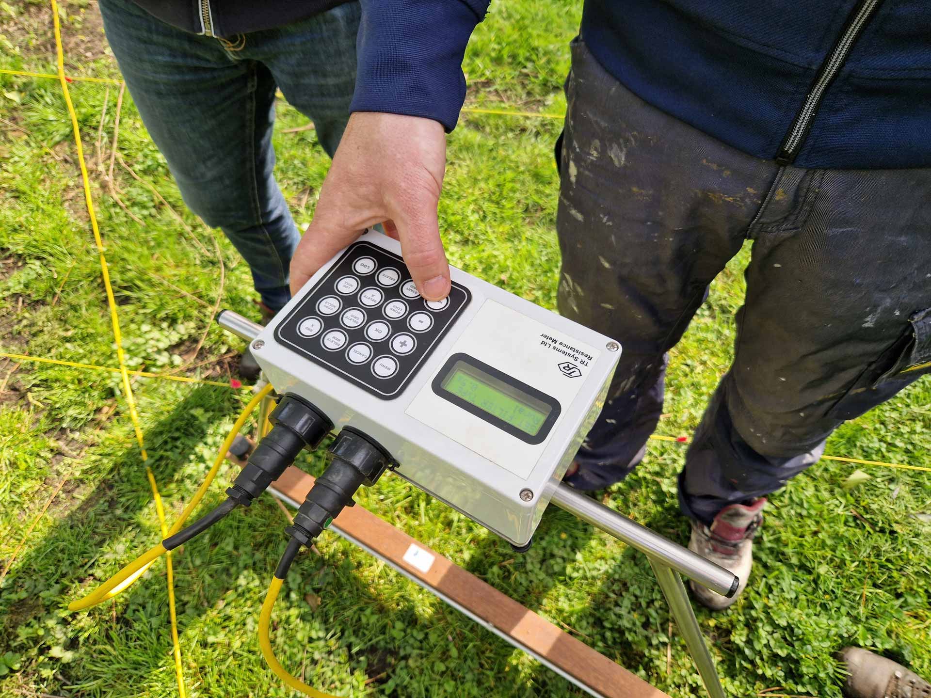Weerstandsmeter voor archeologisch bodemonderzoek (foto Huub van den Bulck).