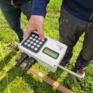Weerstandsmeter voor archeologisch bodemonderzoek (foto Huub van den Bulck).