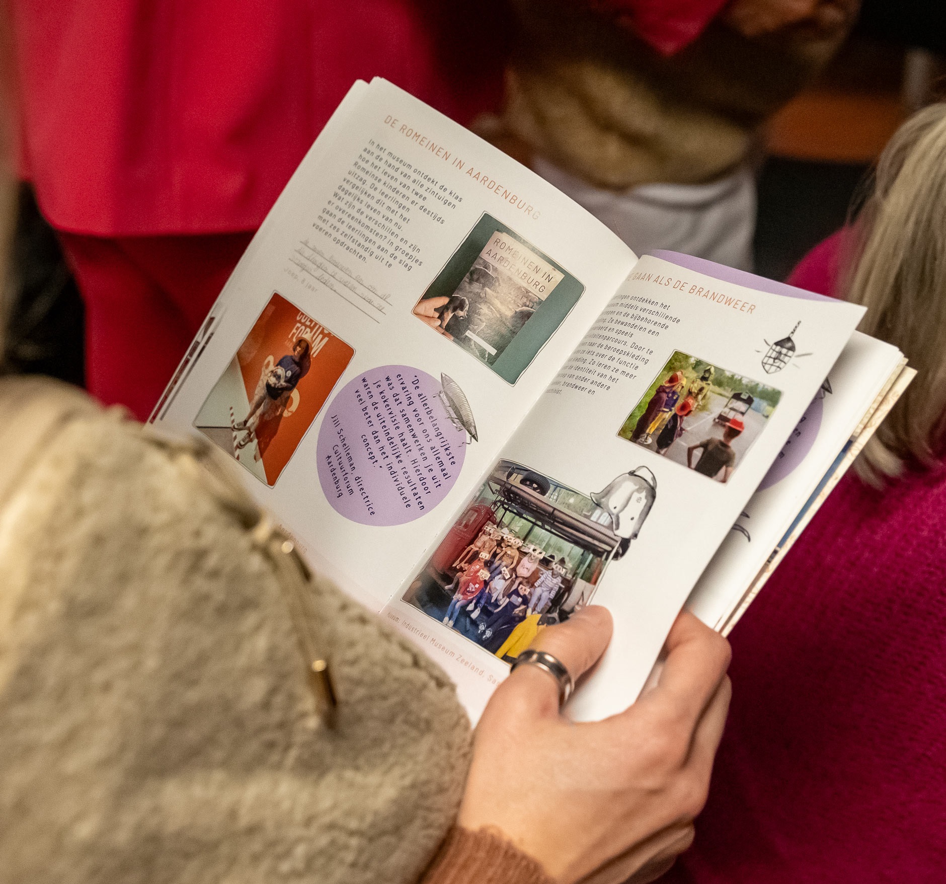 Een impressie van de binnenzijde van het boekje ‘Reizen in de Tijd’. 