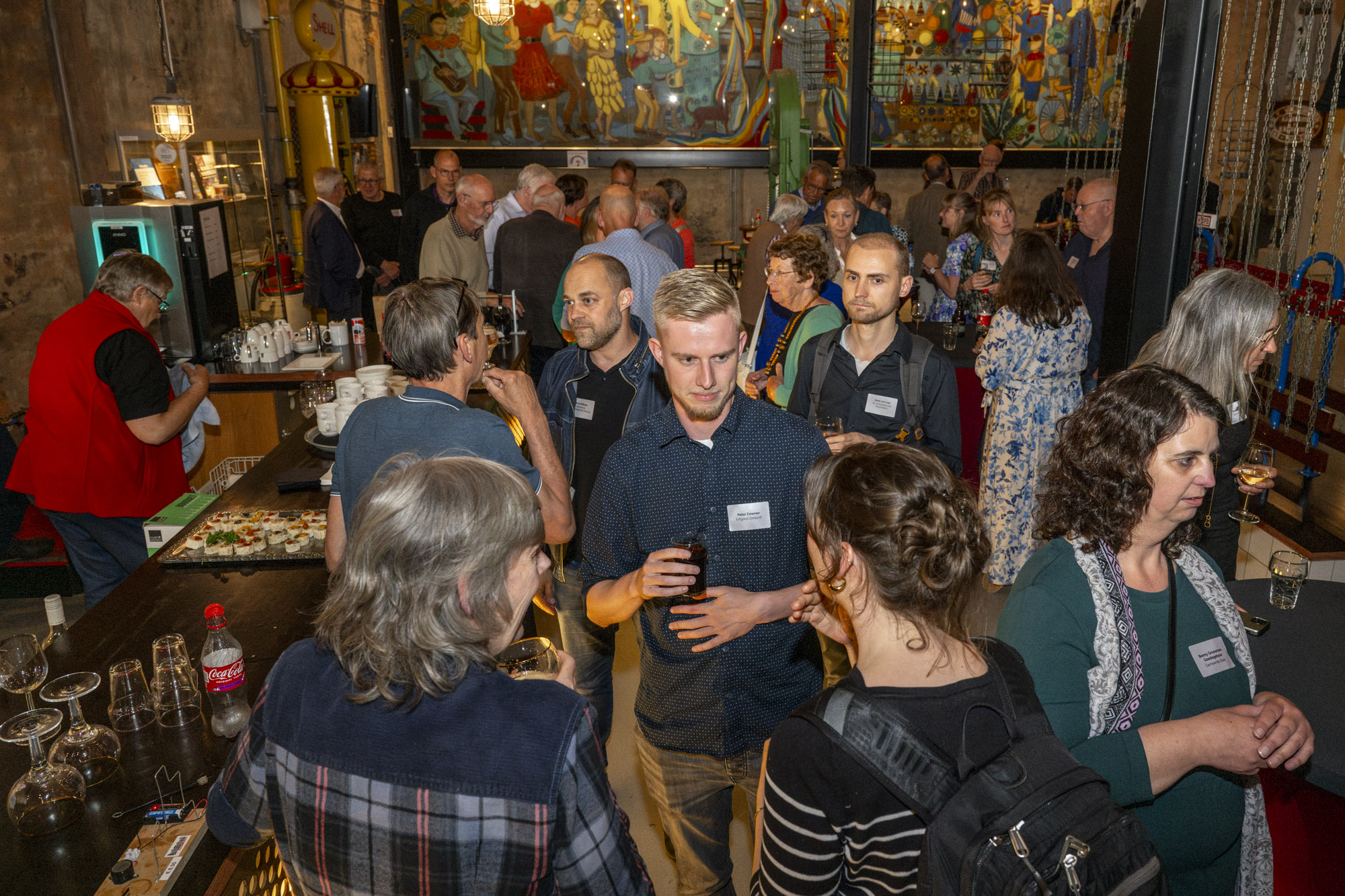 Aan het einde van de dag praatten de aanwezigen gezellig na tijdens de borrel. 