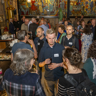 Aan het einde van de dag praatten de aanwezigen gezellig na tijdens de borrel. 