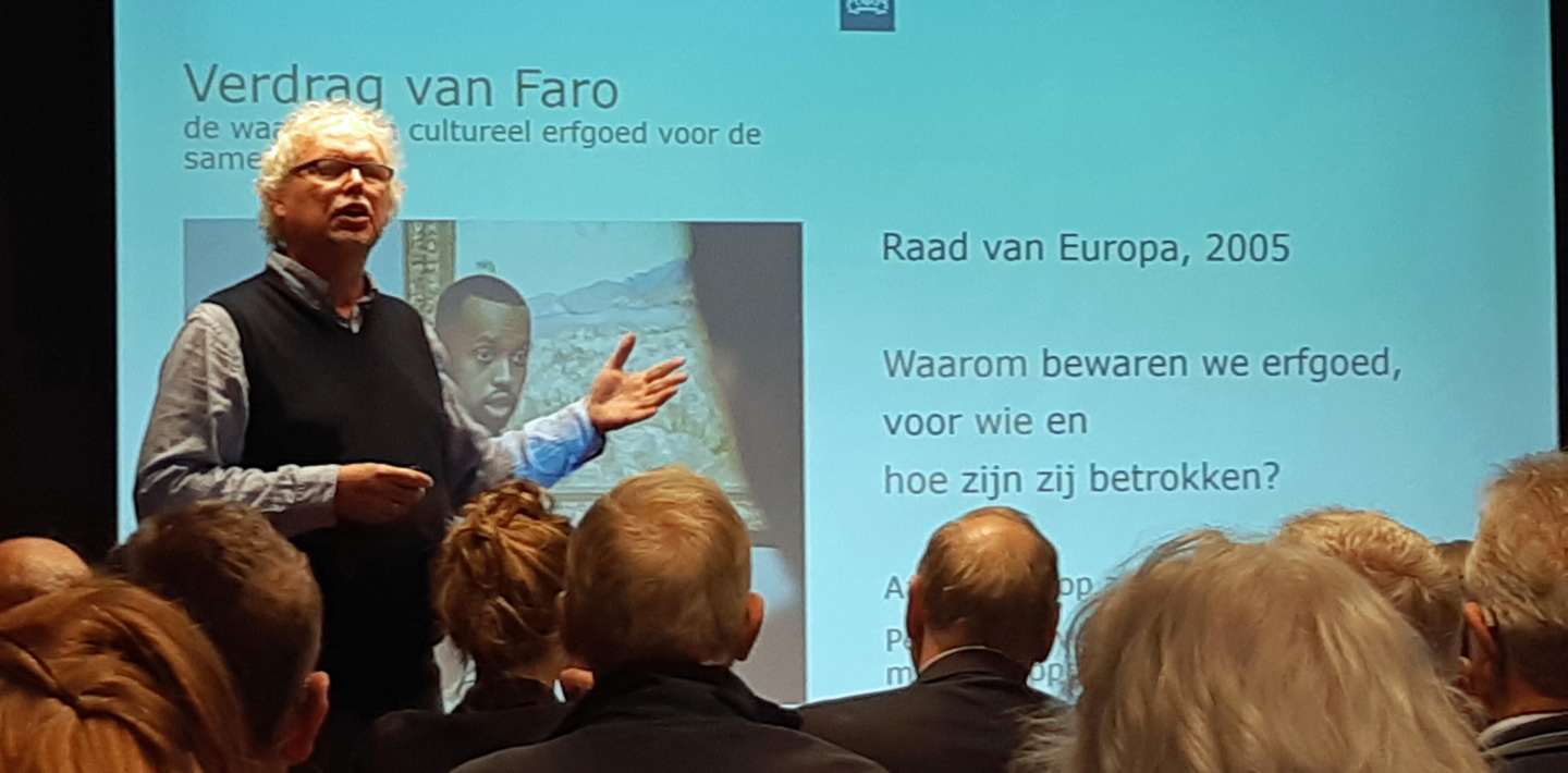 Wim Burggraaff van de Rijksdienst voor het Cultureel Erfgoed vertelt over het Verdrag van Faro tijdens een bijeenkomst.