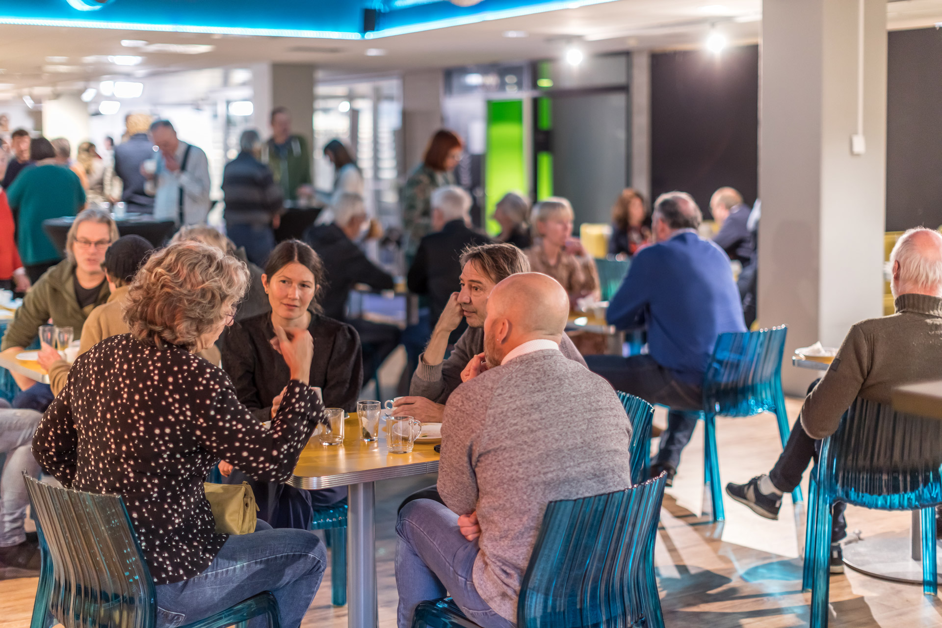 Met elkaar lunchen en napraten over de lezingen van het ochtendprogramma.