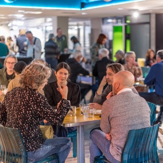 Met elkaar lunchen en napraten over de lezingen van het ochtendprogramma.