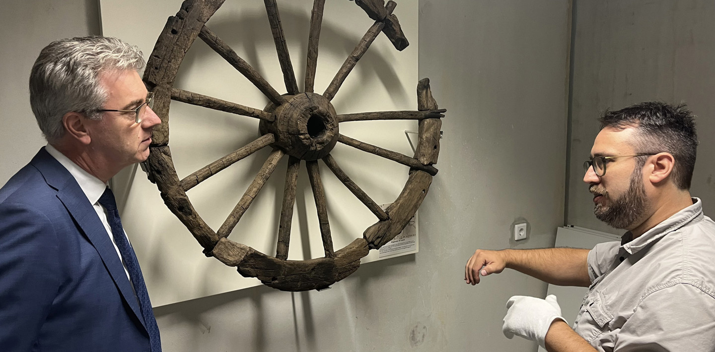 De depotbeheerder van het Zeeuws Archeologisch Depot vertelt tijdens een werkbezoek (2023) aan gedeputeerde Harry van der Maas over archeologie, foto Olivier Hannemaaijer.