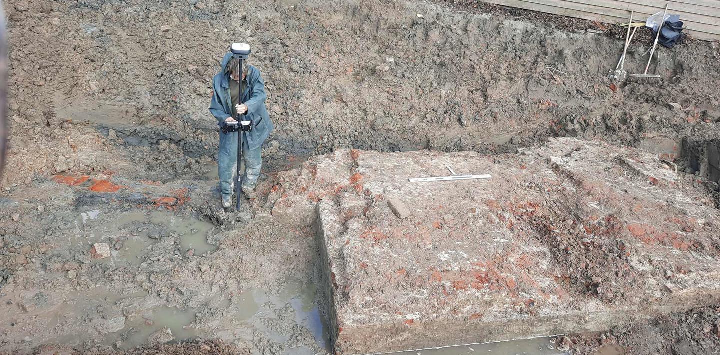 Restant van een brug of sluis uit de late middeleeuwen tijdens een archeologische opgraving in Kattendijke.