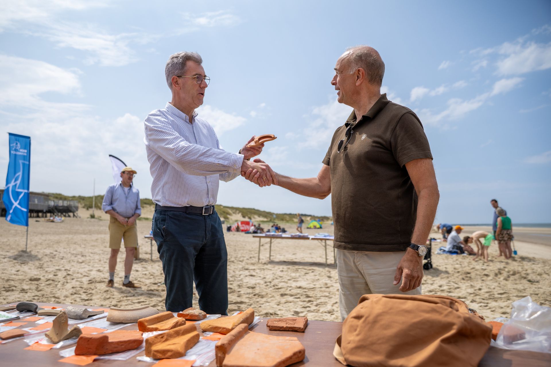 Harry van der Maas (links) bedankt Jeroen van den Brande (rechts) voor de schenking.