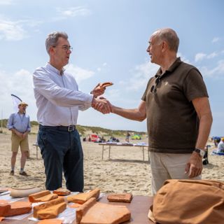 Harry van der Maas (links) bedankt Jeroen van den Brande (rechts) voor de schenking.