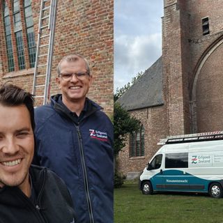 Monumentenwachters Sem en Wim vertellen bij de kerk over hun inspectiewerk.