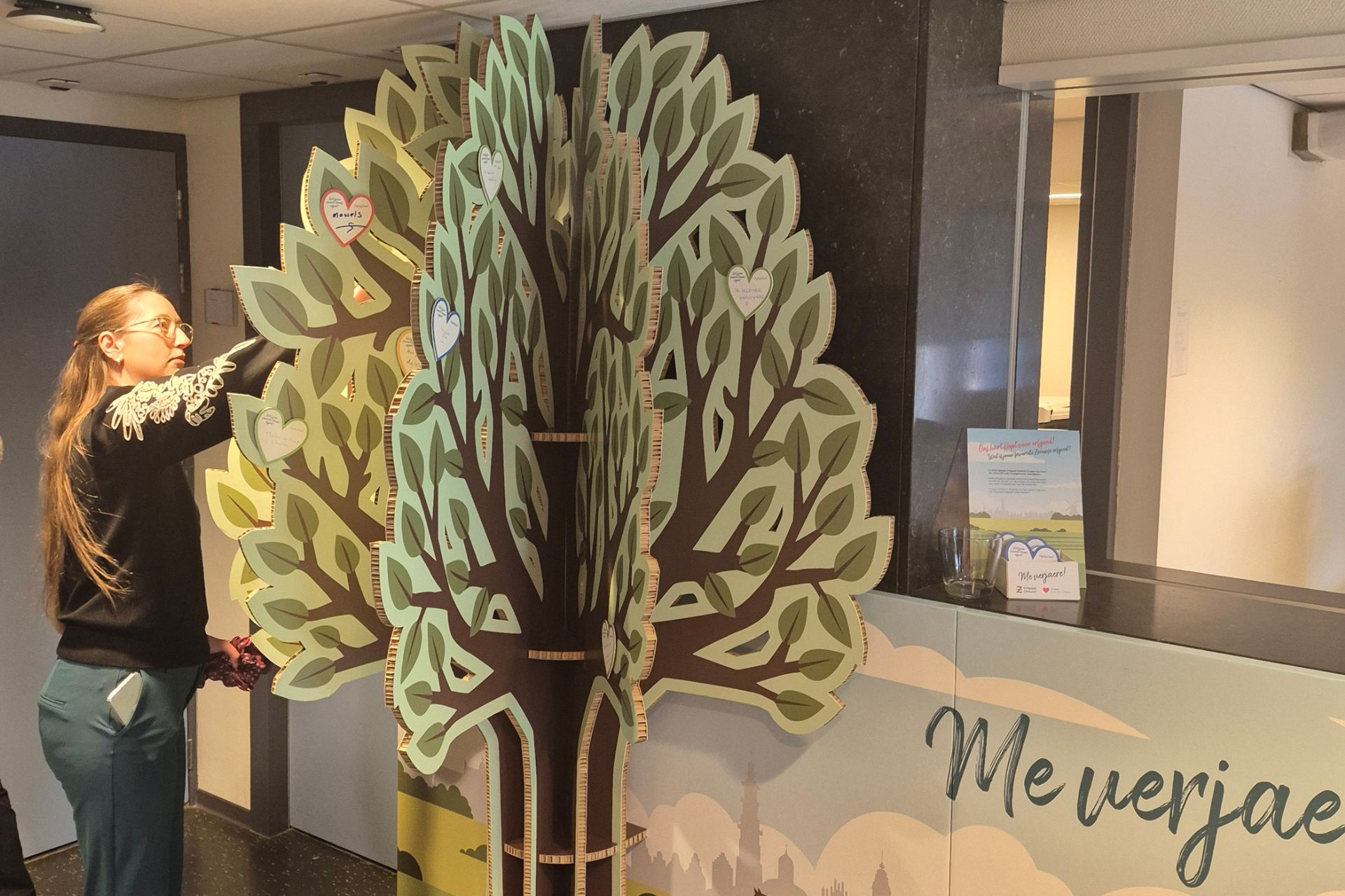 De jubileumboom in onze ontvangsthal voor 'Me verjaere! 25 jaar hart voor erfgoed'. 