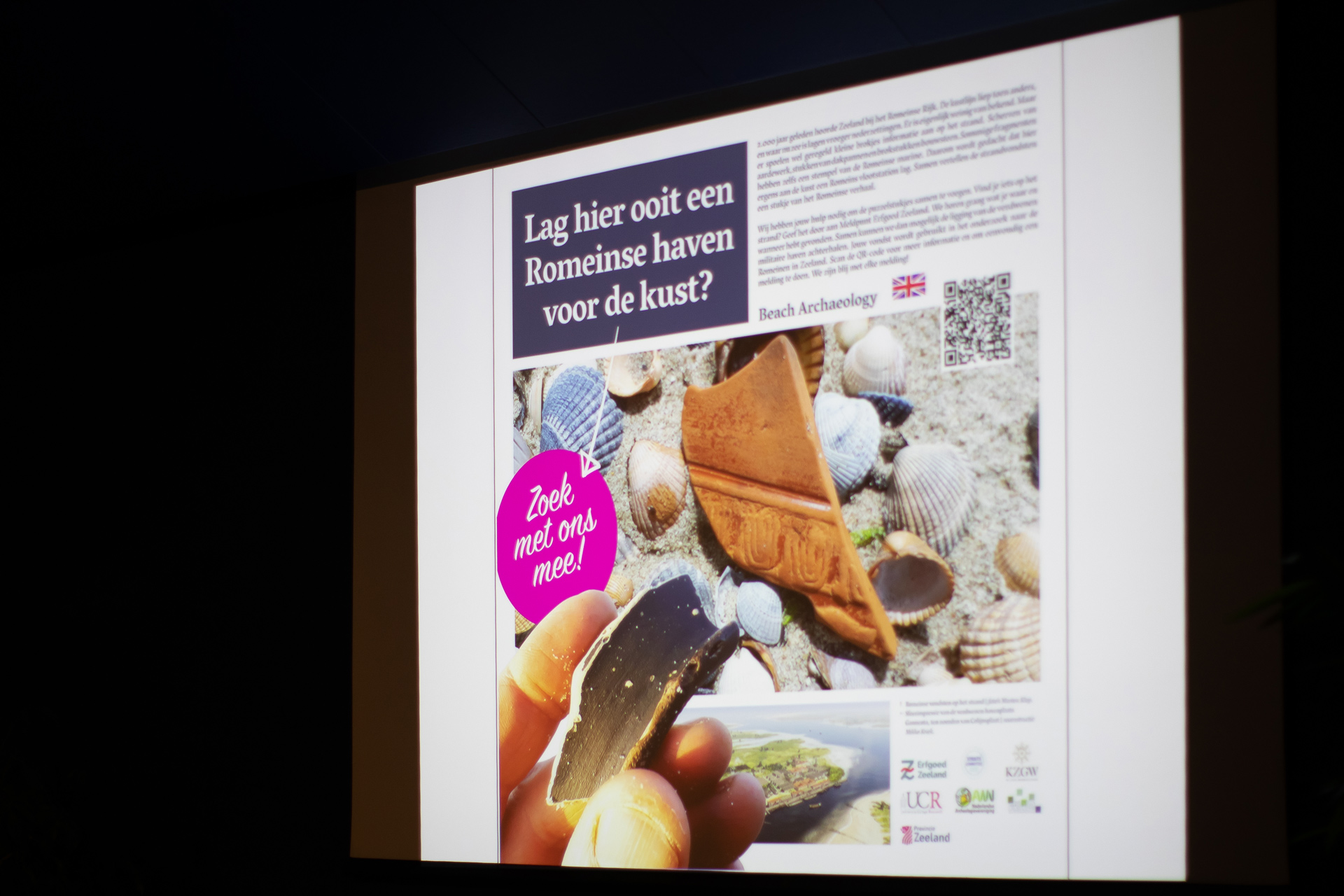 Het ontwerp van het bord Beach Archaeology, met bestemming de strandpost bij Vrouwenpolder.